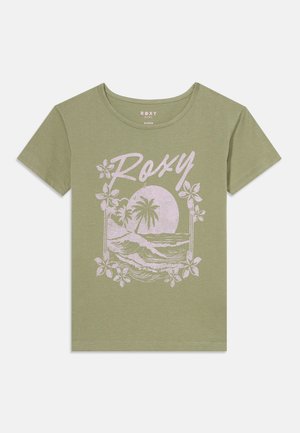 T-shirt vert à manches courtes avec un col rond, présentant un motif tropical rose de palmiers, vagues océaniques, fleurs, et le mot "Roxy" sur le devant.