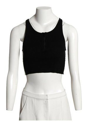 Top corto negro sin mangas con cremallera frontal, puesto en un maniquí de torso blanco, combinado con pantalones blancos de cintura alta.