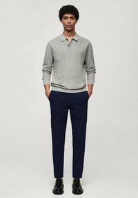 Mango Chino hlače - royal blue