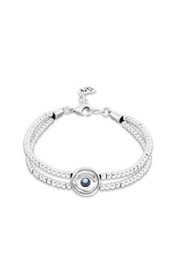 Brazalete de plata con dos hilos de pequeñas cuentas, con un engaste ovalado central que presenta una piedra azul y un cierre de langosta.