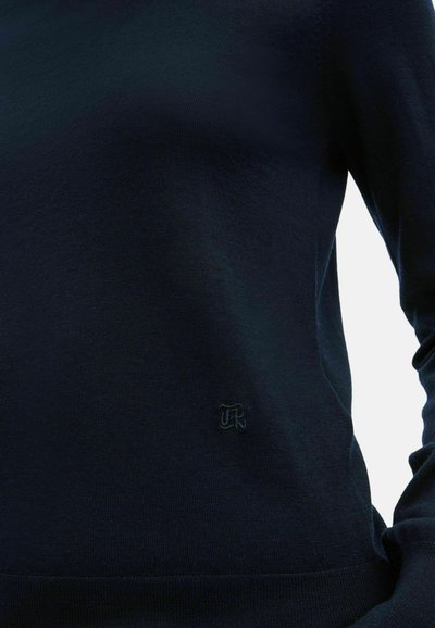 Maglione a collo rotondo di colore blu navy, realizzato in tessuto morbido, con maniche lunghe e un piccolo logo ricamato in basso a sinistra.