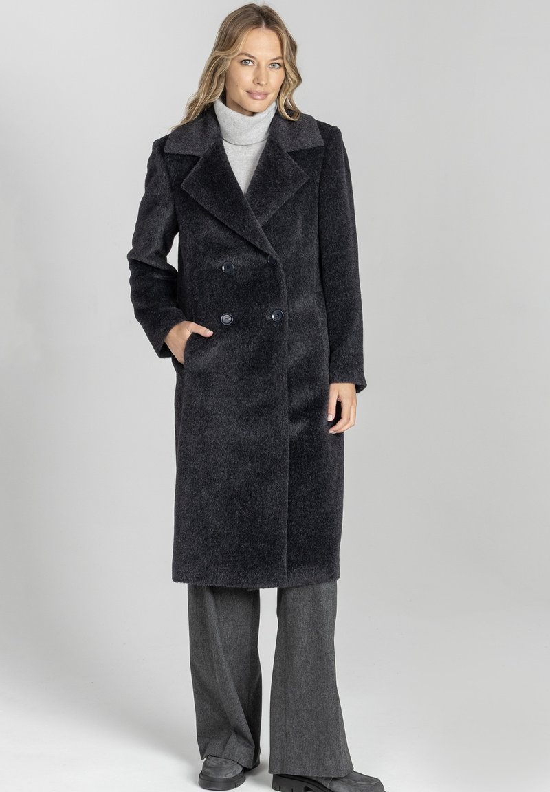 Czarny, wełniany płaszcz dwurzędowy w kolorze ciemnoszarym, z szerokimi klapami i dwiema przednimi kieszeniami, wykończony czarnymi guzikami i nowoczesnym krojem.