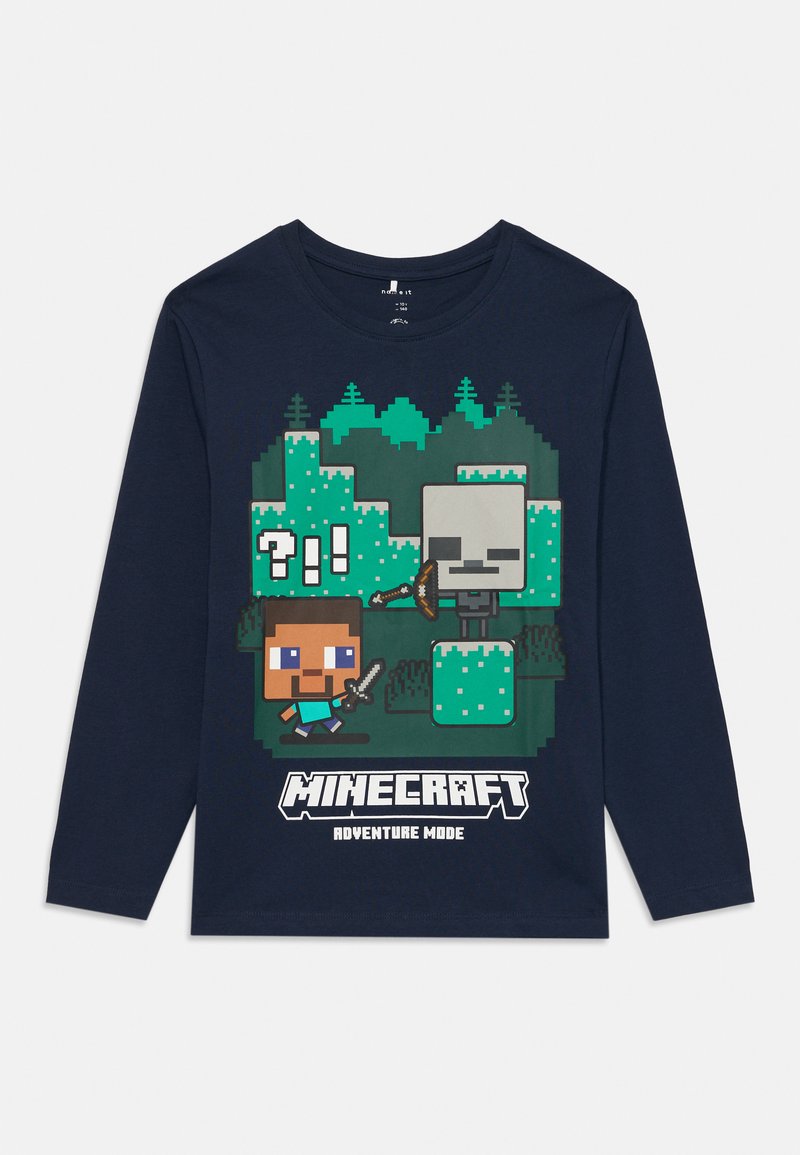 Laadukas tummansininen pitkähihaisen t-paita, jossa on pikselöityjä Minecraft-hahmoja, vihreästä lohkotaustasta ja valkoista "Minecraft Seikkailutila" -tekstiä.