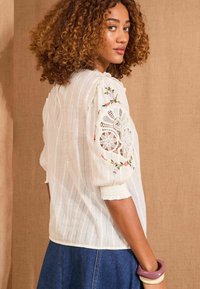 Love & Roses PETITE FIT - CREW NECK INSERT EMBROIDERED  - Palaidinė - ivory