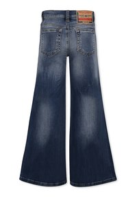 Jeans in denim blu a gamba larga con un lavaggio sbiadito, caratterizzati da una vita alta, cinque tasche e un'etichetta in pelle sul retro della vita.