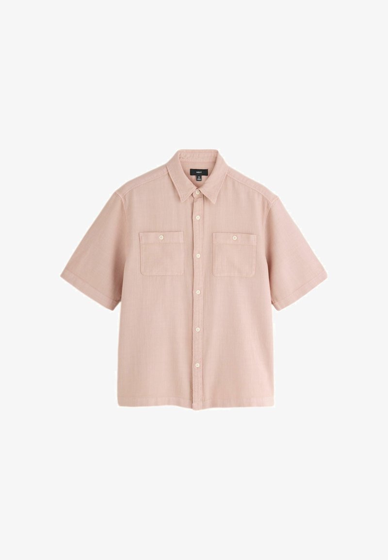 Chemise rose clair à manches courtes avec boutons, deux poches poitrine avant et col pointu, présentée sur fond blanc.