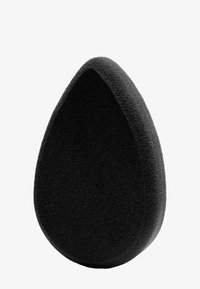 Zwarte make-upspons met een tekstuur, in de vorm van een druppel met een puntsiguiente punt, ontworpen voor cosmetische applicatie en blending.
