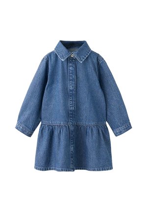 Robe en denim bleu à manches longues avec col, boutonnage sur le devant et jupe froncée à la taille, présentée sur fond blanc.