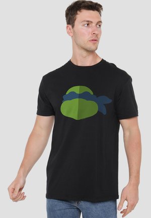 Schwarzes Baumwoll-T-Shirt mit einem grünen und blauen grafischen Design, das dem Gesicht einer Figur ähnelt, mit Rundhalsausschnitt und kurzen Ärmeln.