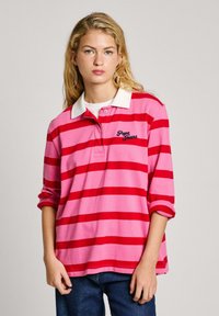 Ilgomis rankovėmis polo marškiniai su rožinėmis ir raudonomis juostelėmis, balta apykakle ir siuvinėtu "Pepe Jeans" logotipu kairėje pusėje. Pagaminti iš medvilnės.