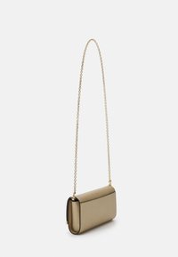 Bolso rectangular dorado hecho de material texturizado, con una correa de cadena y un borde en negro contrastante a lo largo de los bordes.