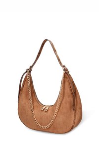 Bruine suède handtas met een hobo-vorm, voorzien van een dikke gouden kettingaccent, ritssluiting en een patroonband.