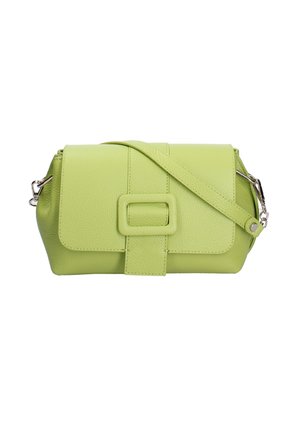 Lichtgroene leren crossbodytas met een rechthoekige gesp op de klep en verstelbare band met zilverkleurig beslag.