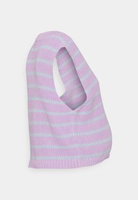 Colete de malha em lavanda com riscas azul claro. Possui um design sem mangas, decote em V e bainha canelada. O material texturizado adiciona dimensão.