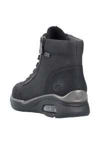 Bottine noire avec cuir texturé et accents lisses. Dispose d'une fermeture à glissière et d'un col rembourré. Comprend une semelle en caoutchouc avec un amorti d'air.