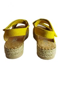 Sandali con zeppa gialla in suede, dotati di due cinturini regolabili, suola in juta intrecciata e una soletta beige testurizzata.