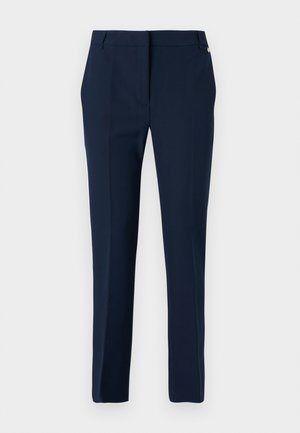Pantaloni blu navy realizzati in tessuto liscio, con fronte piatto, passanti per cintura e una sottile rifinitura laterale vicino alla vita. Vestibilità su misura.