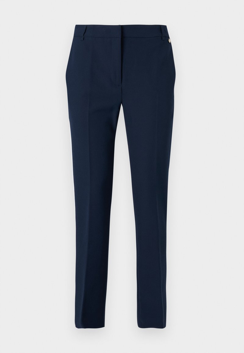 Pantaloni blu navy realizzati in tessuto liscio, con fronte piatto, passanti per cintura e una sottile rifinitura laterale vicino alla vita. Vestibilità su misura.