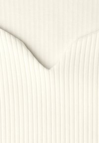 Biała prążkowana tkanina o delikatnej fakturze. Materiał ma kształt litery V, z gładkimi i wyraźnie naprzemiennymi wypukłościami.