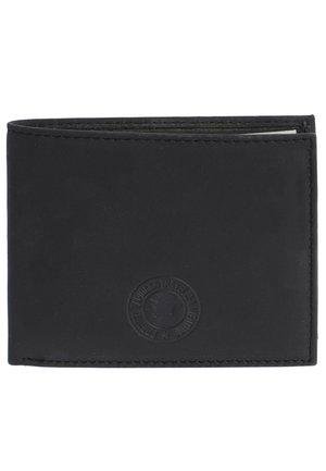 Cartera de cuero negro con logo en relieve, diseño horizontal, plegado simple, costuras visibles y varios compartimentos para tarjetas en su interior.