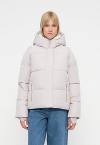 Světlá šedá péřová bunda s kapucí, předním zipem a dvěma bočními kapsami. Obsahuje prošívaný design a měkkou, teplou látku.