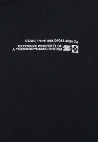 Černá látka s bílým textem, který zní "TYPE KÓDU 894.04044.4504-ZA" a "EXTENZIVNÍ MAJETEK TERMODYNAMICKÉHO SYSTÉMU."