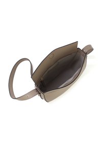 Tan læderhåndtaske med en enkelt rem, åbent top, glat tekstur og syet kant. Indvendigt har den stofforing og en lynlåslomme.