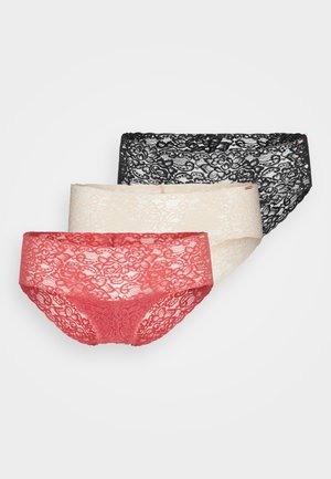 Drie paren kanten ondergoed in zwart, huidskleur en koraal. Bloemenkant patroon, elastische taillebanden en naadloze randen voor comfort.