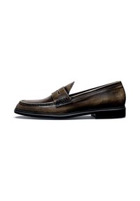 Mocassins en cuir marron avec une finition lisse, comportant une bande sur le dessus et une semelle en caoutchouc noir. Design propre et classique.