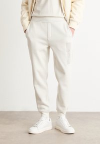 Calvin Klein HORIZONTAL LOGO SWEATPANTS - Treniņtērpa apakšdaļas - silver birch
