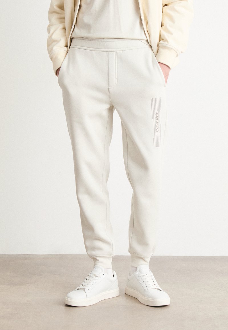 Calvin Klein HORIZONTAL LOGO SWEATPANTS - Treniņtērpa apakšdaļas - silver birch