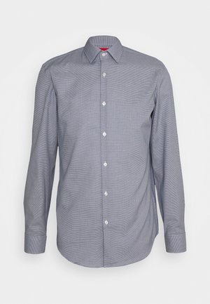 Camisa de manga larga con botones en patrón de cuadros azul claro y blanco, con cuello ancho, botones frontales y dobladillo redondeado. Material de mezcla de algodón.