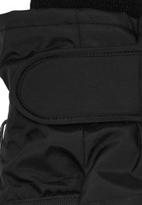 Närbild av en svart stoppad handske med en texturerad handledsmudd och en kardborreband, som framhäver dess säkra passform och materialdetaljer.