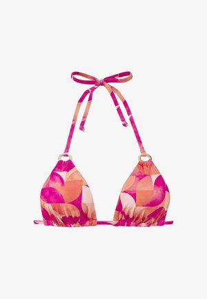 Top de bikini triangular con patrón geométrico abstracto en rosa, melocotón y blanco y tirantes de atar al cuello, sobre fondo blanco.