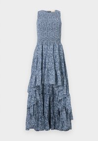 Μάξι φόρεμα χωρίς μανίκια με μπλε φλοράλ σχέδιο, φούστα με βολάν σε στρώσεις και εφαρμοστό μπούστο με λάστιχο, κρεμασμένο σε απλό φόντο.