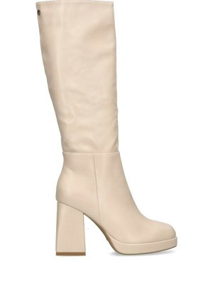 Botas beiges hasta la rodilla hechas de material suave, con un tacón grueso y suela de plataforma. Textura suave con un detalle mínimo.