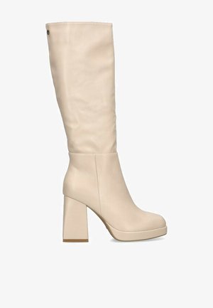 Botas beiges hasta la rodilla hechas de material suave, con un tacón grueso y suela de plataforma. Textura suave con un detalle mínimo.