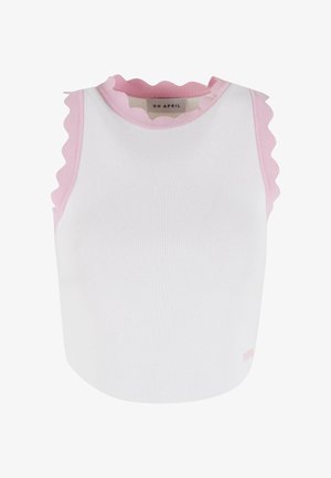 Bijeli bezrukavi crop top s ružičastim valovitim rubovima i rebrastom teksturom. Sadrži suptilnu oznaku brenda na donjem desnom kutu.