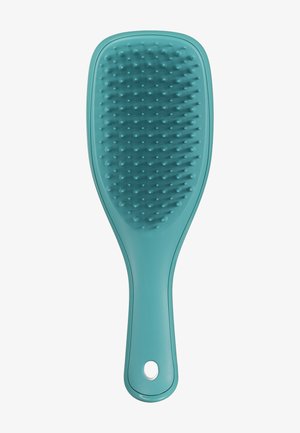 Turquoise plastic haarborstel met een handvat en gelijkmatig verdeelde flexibele borstelharen, voorzien van een gat aan het uiteinde om op te hangen.