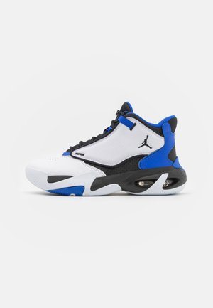 Chaussure de basketball montante blanche, noire et bleue avec une semelle à coussin d'air visible et un logo Jumpman noir sur le panneau latéral.