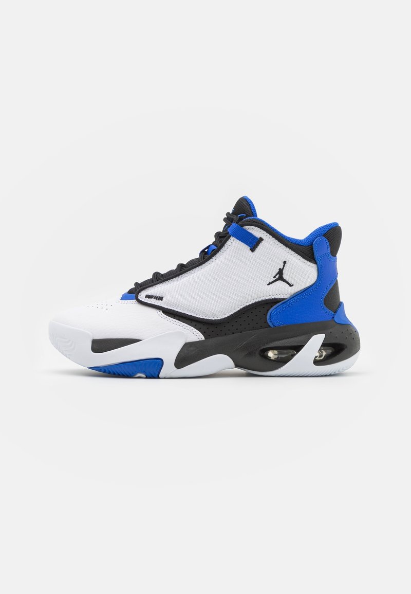 Chaussure de basketball montante blanche, noire et bleue avec une semelle à coussin d'air visible et un logo Jumpman noir sur le panneau latéral.