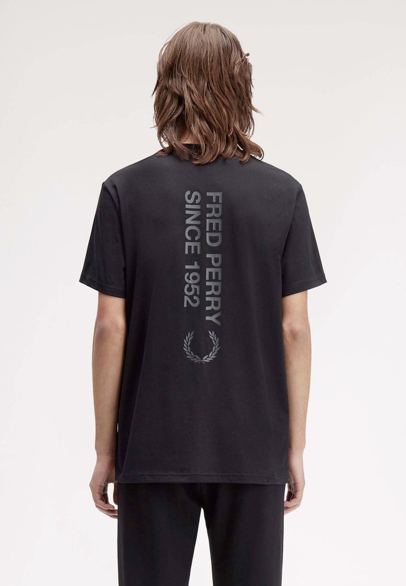 Zwarte katoenen T-shirt met een groot bedrukt logo en tekst op de achterkant. Eenvoudig ontwerp met korte mouwen en een relaxte pasvorm.