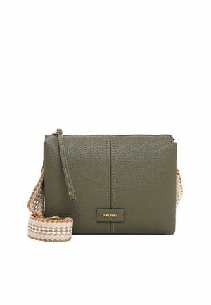 Sac bandoulière en cuir texturé vert olive avec sangle d'épaule tissée beige et marron rayée et plaque logo dorée "Suri Frey".