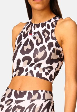 Donna che indossa un top sportivo smanicato con stampa leopardata e leggings coordinati a vita alta, mostrando l'addome e le braccia.