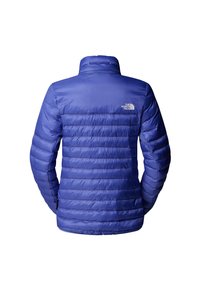 Giacca a vento blu con sezioni a capitonnè orizzontali, colletto alto e logo sulla parte alta della schiena. Tessuto liscio e lucido, design leggero.