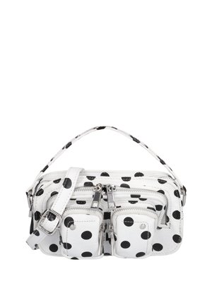 Witte handtas met zwarte stippen, voorzien van meerdere met rits afgesloten vakken en een handvat bovenop met een verstelbare schouderriem.
