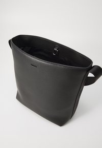 Borsa a mano in pelle nera con una texture liscia, apertura superiore e tasca interna con zip. Presenta un manico robusto e un design minimalista.