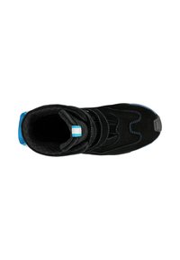 Scarpa alta in suede nera con accenti blu. Presenta una parte superiore testurizzata e un design compatto. Include un colletto imbottito e una copertura in gomma per la punta.