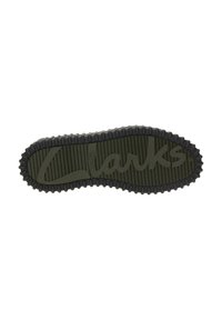 Semelle en caoutchouc verte avec texture striée et contour noir. Logo "Clarks" estampé au centre, entouré d'accents circulaires en relief.