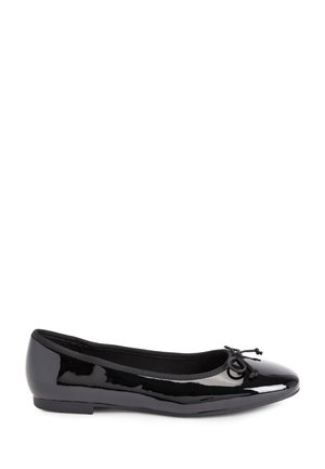 Ballerine plate en cuir verni noir avec bout arrondi, petit nœud sur le dessus, talon bas et doublure intérieure en tissu doux.